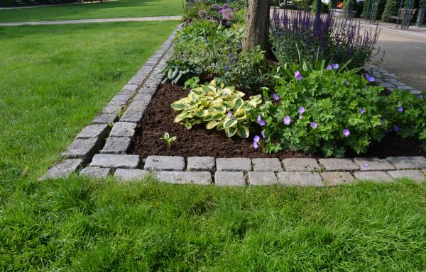 Flower Bed Mulching in Elk River
